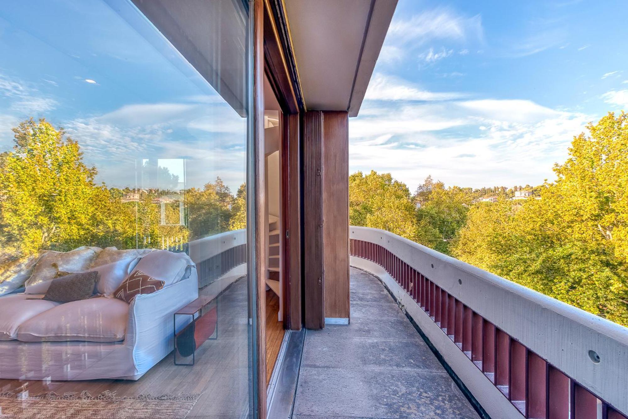 Skylife Art Gallery Loft - Riverfront Art Sanctuary Apartment Rome