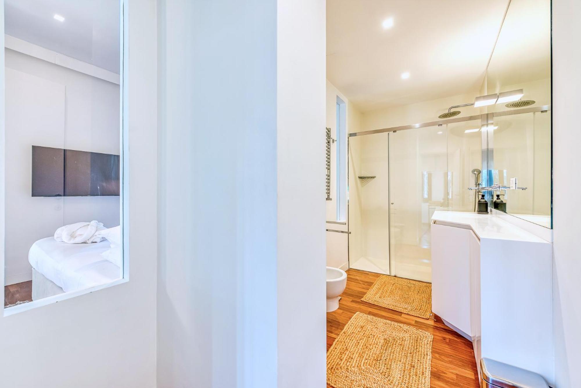 Skylife Art Gallery Loft - Riverfront Art Sanctuary Rome