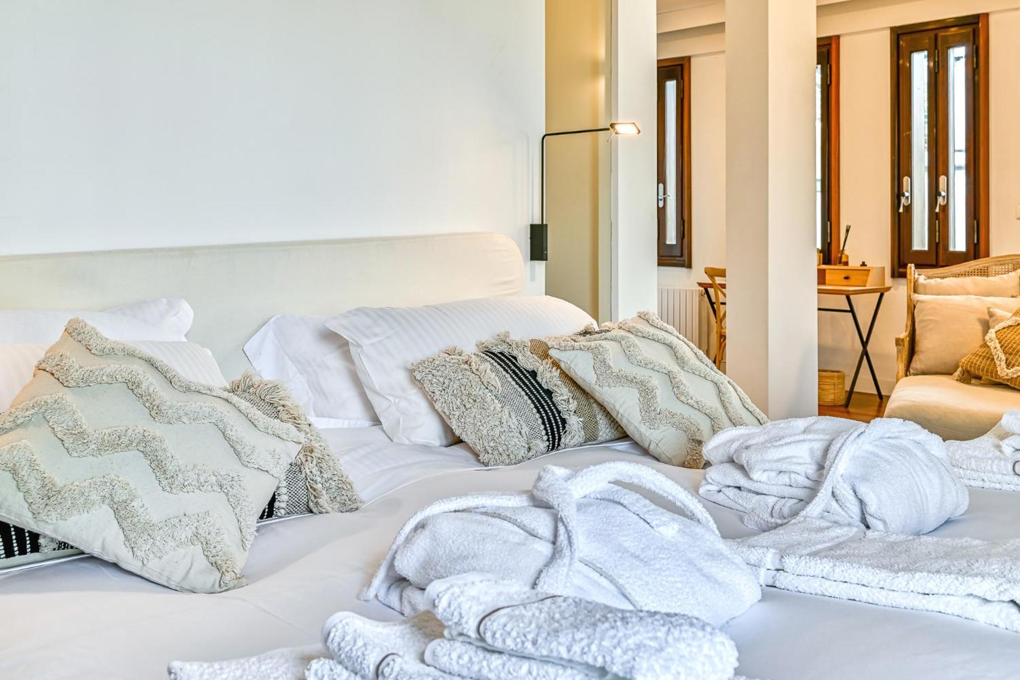 Skylife Art Gallery Loft - Riverfront Art Sanctuary Apartment *