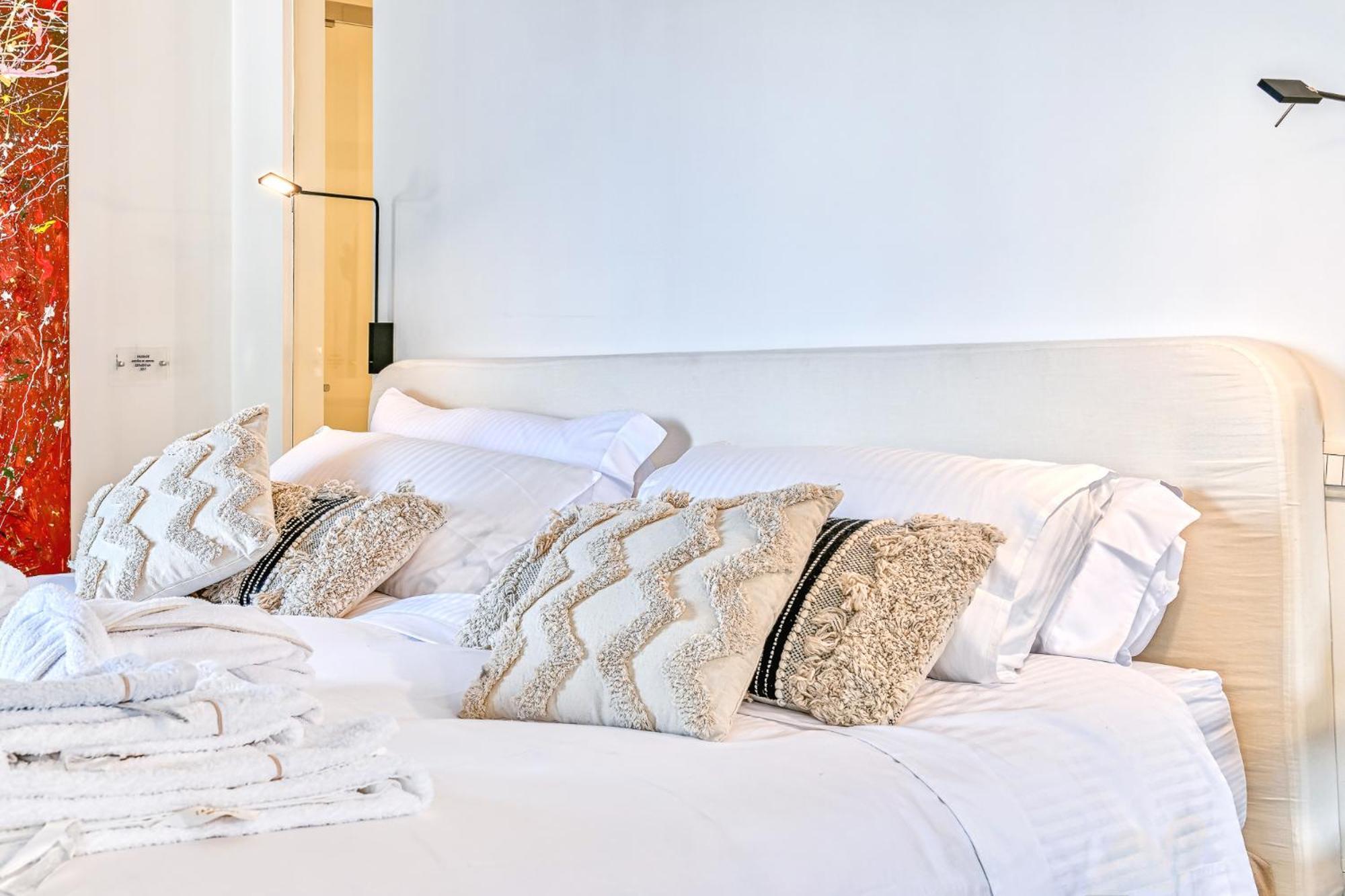 Skylife Art Gallery Loft - Riverfront Art Sanctuary Apartment Rome